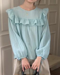 Blouse with ruffle