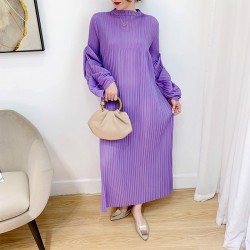 Pleated dress with ruched sleeves