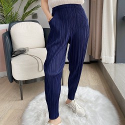 Pleated tapered pants