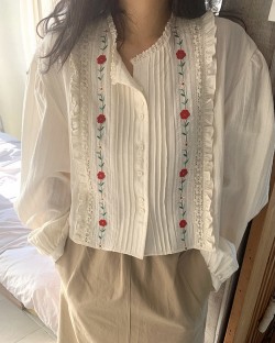 Floral embroidery blouse