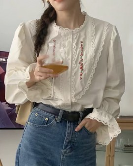 Floral embroidery blouse