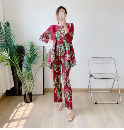 Pleated floral motif blouse and pants set