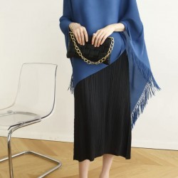 Pleated skirt with slit