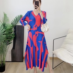 Pleated abstract motif dress