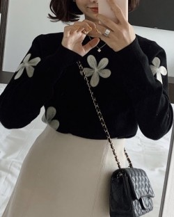 Flower applique knit pullover