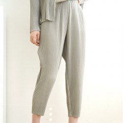 Pleated tapered pants