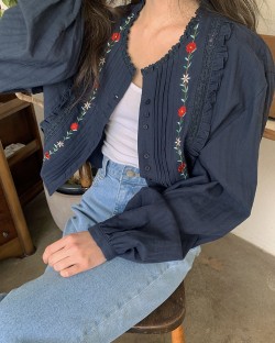 Floral embroidery blouse