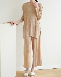 Pleated v-neck blouse and pants set