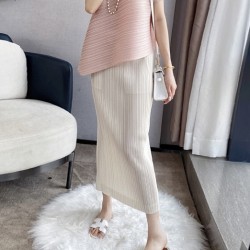 Pleated skirt with slit