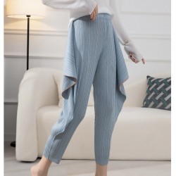 Pleated pants with ruffle