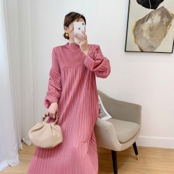 Pleated dress with ruched sleeves