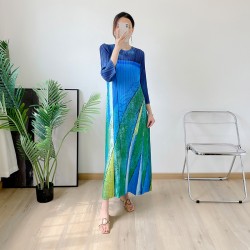 Pleated abstract motif dress