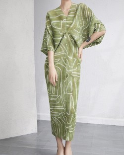 Pleated motif print dress