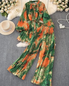 Motif pleated blouse and pants set