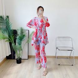 Pleated floral motif blouse and pants set