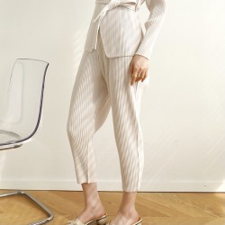 Pleated tapered pants